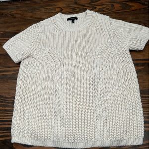 Short sleeved sweater.